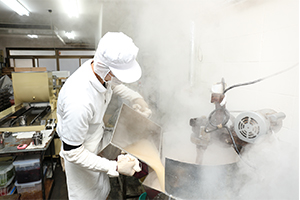 溶液を混ぜ合わせます