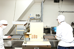 溶液を金型に流し込む