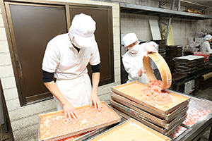 砂糖をまぶし、検品も行う