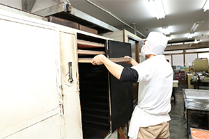 乾燥庫にゼリーを入れる